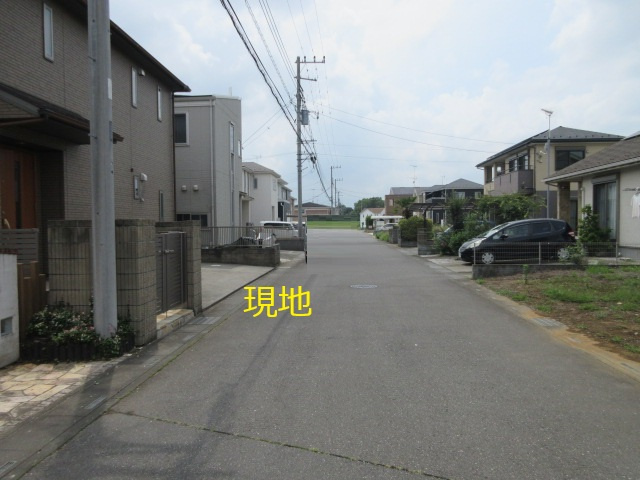 中古戸建　東松山市あずま町1-16-6の前面道路含む現地写真