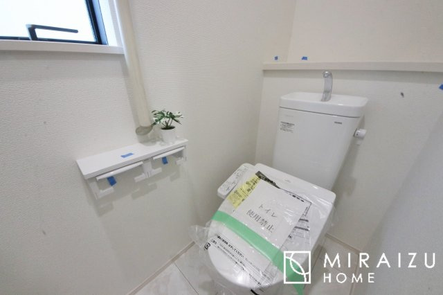 【トイレ】 | 空気の換気と窓からの光の明るさに配慮した清潔感のあるトイレ、ご自分の好きなアロマや芳香剤を置いて落ち着く空間を演出、一人になれる空間ですから、リラックスしたいですね。