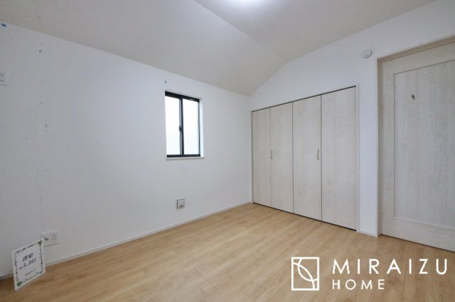【子供部屋】 | お子様のお部屋にも主寝室にも使えますね。窓が二面についていますので採光もばっちり、空気の入れ替えもOK！自分のお部屋を持ちたいお子様の夢を叶えます！