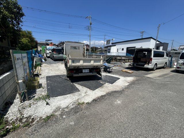 新築　高崎市引間町 全2区画　2号棟の駐車場|現地写真　駐車スペースは建物南側に並列2台分と東側に1台分可能です！