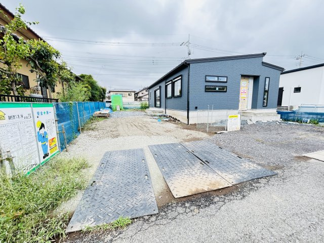 新築　高崎市引間町 全2区画　2号棟の駐車場|現地写真　駐車スペースは建物南側に並列2台分と東側に1台分可能です！