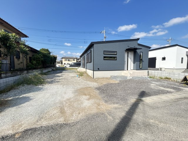新築　高崎市引間町 全2区画　2号棟の駐車場|現地写真　駐車スペースは建物南側に並列2台分と東側に1台分可能です！