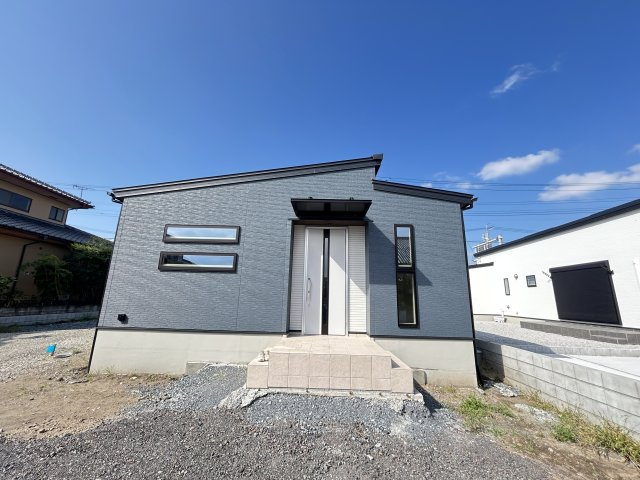 新築　高崎市引間町 全2区画　2号棟の玄関|現地写真　ポストと一体型のTVモニターホンでセキュリティ安心！嬉しい宅配ボックス付き♪