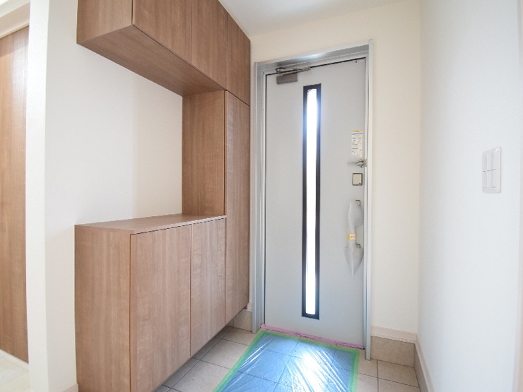 新築　高崎市引間町 全2区画　2号棟の玄関|現地写真　シューズボックスと玄関土間収納があり、かなりの収納量が期待できます！
