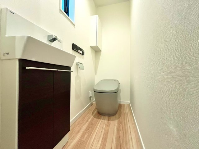 板橋区常盤台1丁目 全3棟 B号棟のトイレ|タンクレストイレ＋便利な洗面カウンター付
トイレは1階・2階にございます