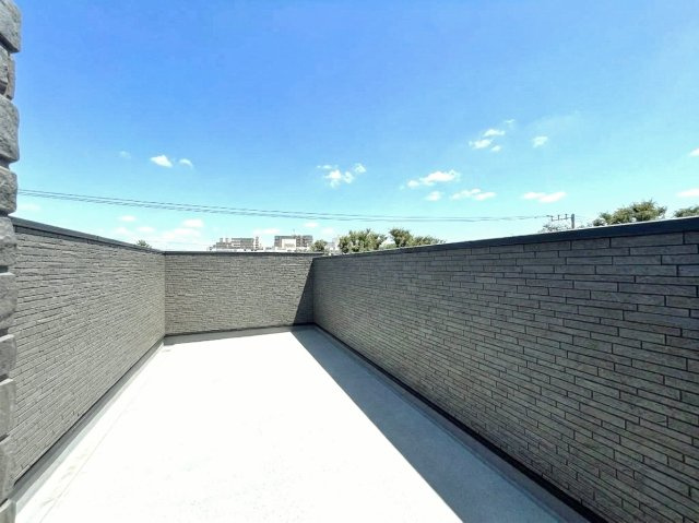 板橋区常盤台1丁目 全3棟 B号棟のバルコニー|スカイバルコニー10.0帖
家族でBBQをしたり子供のプール遊び、気持ちの良い青空が望めるリラックススペースとしても贅沢に使えます