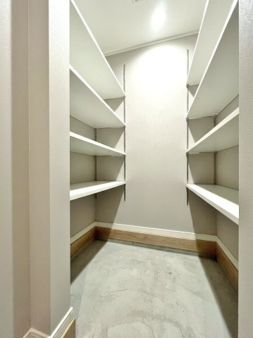 板橋区常盤台1丁目 全3棟 B号棟の玄関|玄関には大容量のシューズインクローゼット完備
ご家族皆様の靴をしっかりと収納いただけます
ベビーカーやゴルフバックなども置くスペースがございます