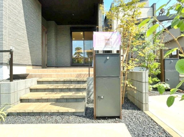 板橋区常盤台1丁目 全3棟 B号棟の設備|【宅配ボックス】
玄関先にはお留守の時に便利な宅配ボックスを完備いたしました
ネット注文などが増え必須の仕様設備となっております
