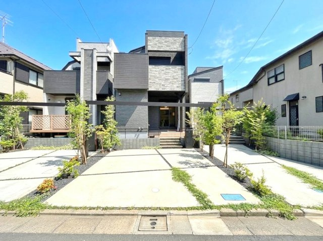板橋区常盤台1丁目 全3棟 B号棟の駐車場|広々カースペース付
並列2台駐車可能(車種制限あり)