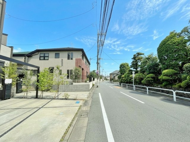 板橋区常盤台1丁目 全3棟 B号棟の前面道路含む現地写真|南西側約8.0ｍ公道に面した整形地
広々とした道路で開放的
お車の出し入れも安心です