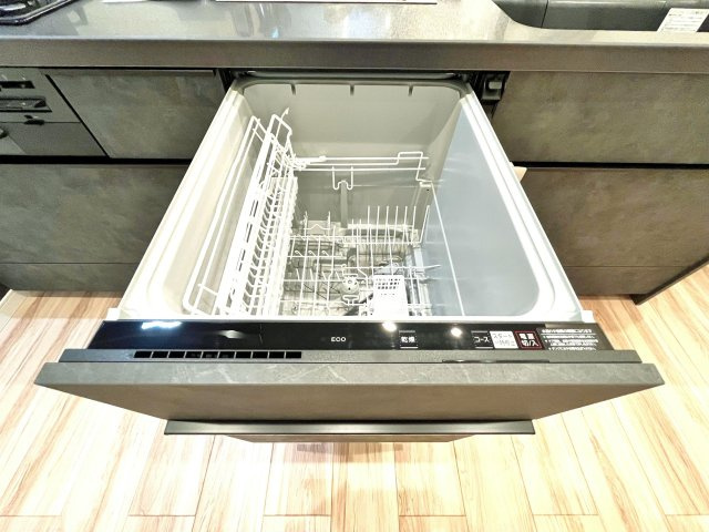 板橋区常盤台1丁目 全3棟 B号棟のキッチン|【食器洗乾燥機】
食後の片づけに便利な食器洗乾燥機が標準装備です 時間が有効活用でき、節水にもなります