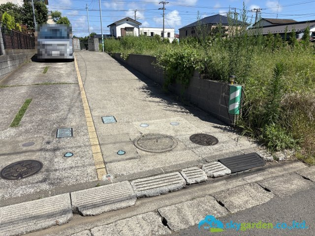 藤沢市宮原　中古戸建の前面道路含む現地写真|通路・駐車スペースの様子