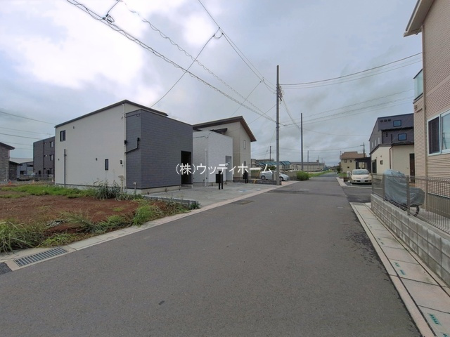 越谷市大竹　新築一戸建て　1号棟の前面道路含む現地写真