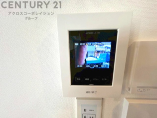 訪問者が来たときにテレビ画面で確認できるため、安心してドアを開けられます。録画機能があるものもあり、留守中に来訪者を記録しておくことができます。利便性が高く、セキュリティ面でも安心です。