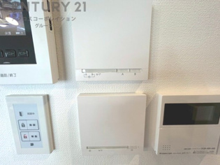 床暖房は、効率的な暖房システムであり、床からの温かさが快適な環境を提供します。床全体が均一に暖まり足元からの暖かさが感じられます。また空気の循環が少ないため、ホコリやアレルゲンの拡散を抑えます。