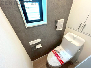 温水洗浄便座付トイレは温水洗浄機能により、暖かい水でおしりを洗浄することができ、冷たい水を使う従来の便座に比べ、温水洗浄機能で暖かいトイレを提供し、快適な使用を可能にします。