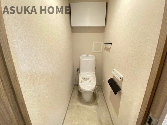 クランシティ横濱テラッツァのトイレ|新規交換済！温水洗浄便座のトイレ設備です。トイレ上部にはあると便利な吊戸棚を設置！