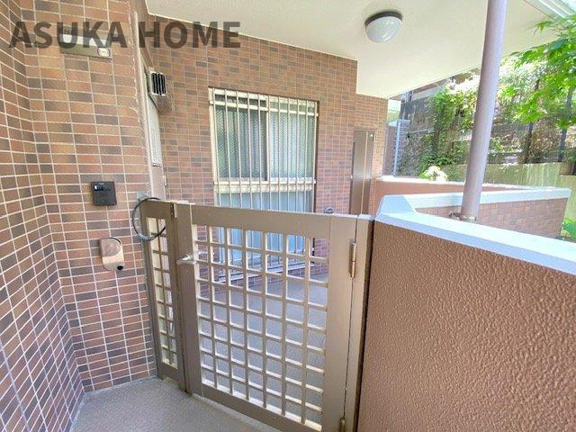 クランシティ横濱テラッツァの玄関|プライバシー性も確保される専用玄関ポーチ付きの住戸です。