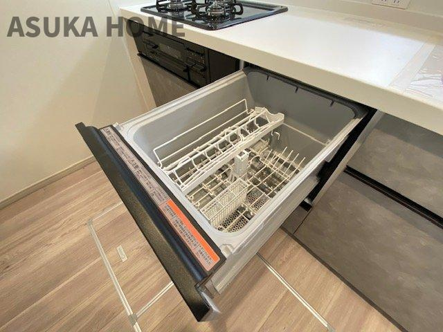 クランシティ横濱テラッツァのキッチン|家事の時短にも役立つ食器洗浄乾燥機を標準装備。