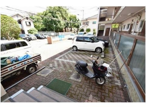 高槻市中川町の賃貸マンションの駐車場