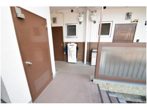 高槻市中川町の賃貸マンションのエントランス