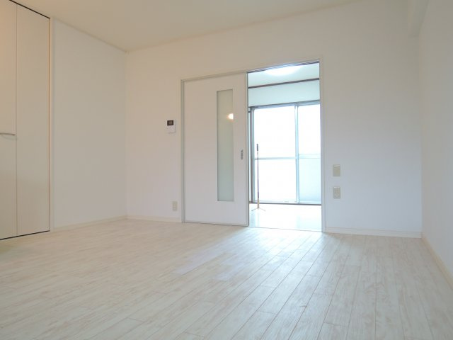 高槻市中川町の賃貸マンションの居間・リビング