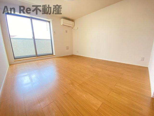 川口市戸塚東２丁目のアパートの居間・リビング