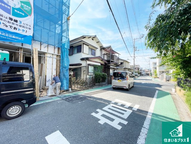 高槻市春日町　新築一戸建ての前面道路含む現地写真|周辺は落ち着いた街並みの住宅地！子育てがしやすい住環境です！まだ未完成ですが、現地でしかわからない事もございます。是非一度ご覧ください。