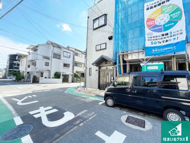高槻市春日町　新築一戸建ての前面道路含む現地写真|周辺は落ち着いた街並みの住宅地！子育てがしやすい住環境です！まだ未完成ですが、現地でしかわからない事もございます。是非一度ご覧ください。