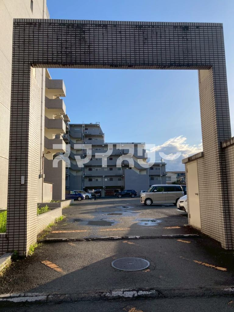 羽村市栄町１丁目の賃貸マンションの駐車場