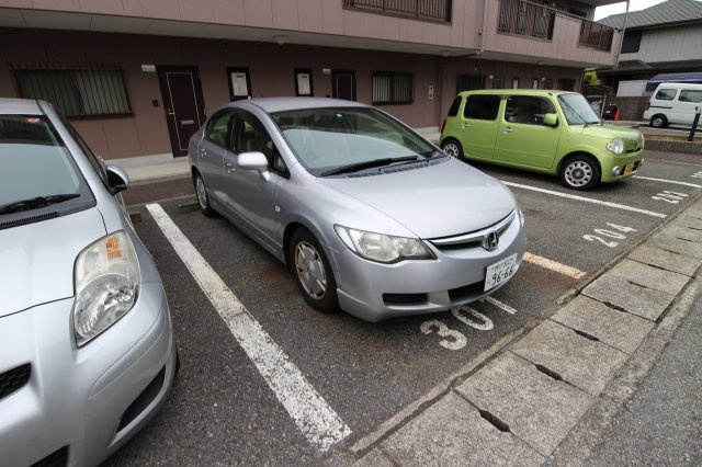 シャトル永井の駐車場
