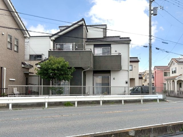 【中古戸建】本庄市小島南3丁目の外観|■外観｜土日のご見学はもちろん、平日・夜間のご案内も大歓迎です♪「今から見たい」や「仕事終わりに見たい」にもご対応できますのでお気軽にお問い合わせください♪