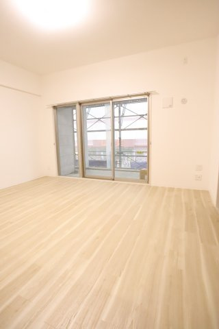 大阪市城東区成育２丁目の賃貸マンションの居間・リビング