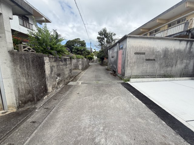 南城市大里稲嶺2期（全2棟）の前面道路含む現地写真|※北西側4m～4.5m道路♪南西側4m～4.7m♪