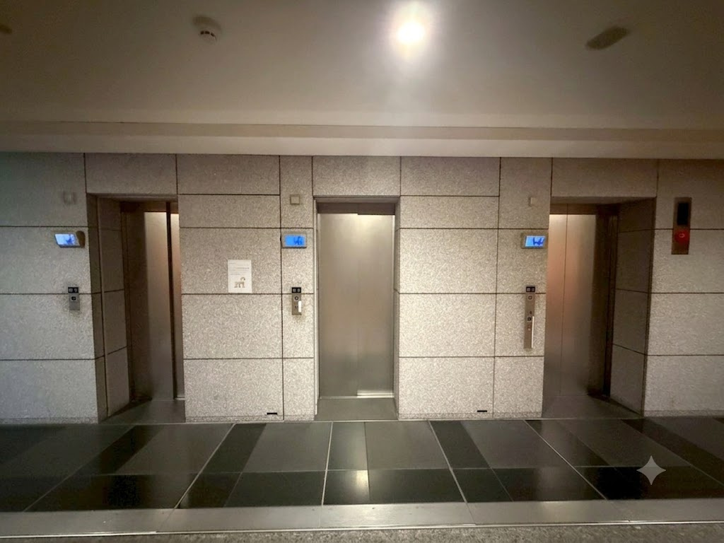 アルファグランデ小岩スカイファーストのその他共用部分|【エレベーター】落ち着きのあるデザインが、毎日の暮らしにワンランク上の印象を添えます。