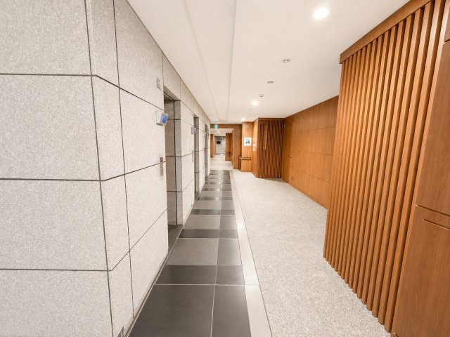 アルファグランデ小岩スカイファーストのその他共用部分|上質な素材と美しい意匠が調和した、ホテルライクなエレベーターホール