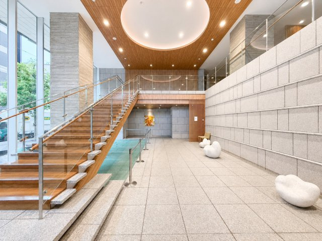 アルファグランデ小岩スカイファーストのエントランス|吹抜けが広がるホテルライクな迎賓空間。住まう誇りを感じる上質なエントランスホール。