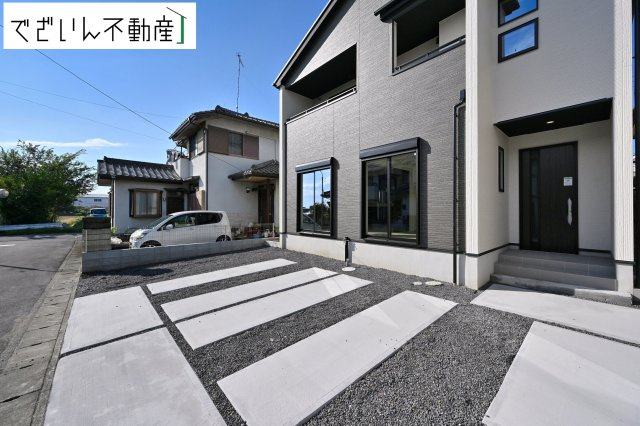 【外観】 | GRAFARE行田市持田　新築住宅 | 南向きの穏やかな佇まいが、家族の新しい日常を優しく包み込む。静かな街並みに、安心して子育てできる環境が整っています。
現地(2026年10月撮影)