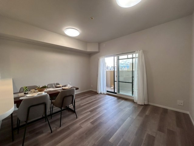 ファミール都島ステーションサイドの居間・リビング|LDK約13.9帖！南西向きで陽当良好。