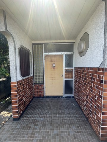 鏡町下有佐戸建ての玄関