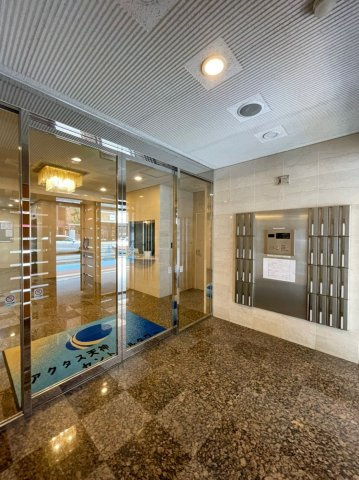 福岡市中央区天神３丁目の賃貸マンションのエントランス