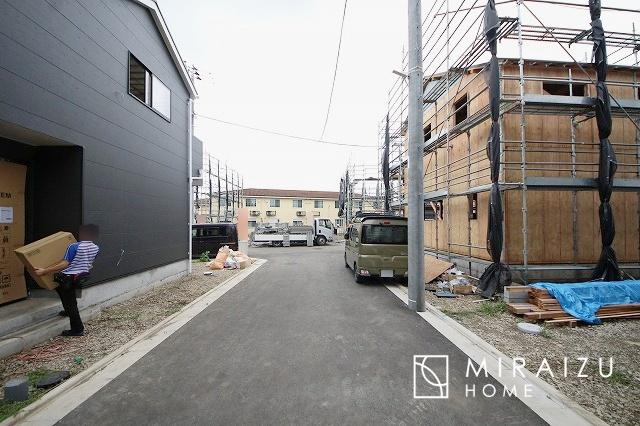 【前面道路含む現地写真】 | 青く澄み渡った綺麗な空と、陽の光をたっぷりと受ける、そんな新築住宅で新生活をスタートしてみませんか？見学・ご相談等、ミライズホーム(株)までお気軽にご連絡下さい♪