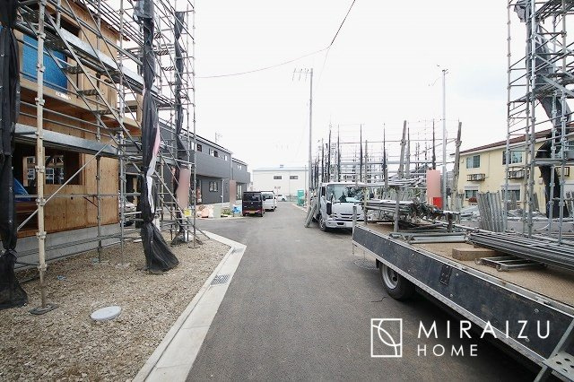 【前面道路含む現地写真】 | プライバシー性と開放感を高める住環境。陽当たりの良い開かれたロケーションを活かし、心地よい暮らしをプランニング