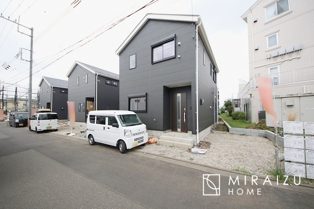 【外観】 | 青く澄み渡った綺麗な空と、陽の光をたっぷりと受ける、そんな新築住宅で新生活をスタートしてみませんか？見学・ご相談等、ミライズホーム(株)までお気軽にご連絡下さい♪