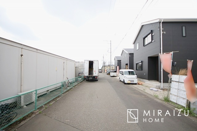 【前面道路含む現地写真】 | プライバシー性と開放感を高める住環境。陽当たりの良い開かれたロケーションを活かし、心地よい暮らしをプランニング