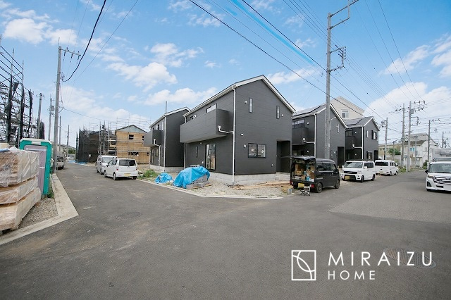 【外観】 | 青く澄み渡った綺麗な空と、陽の光をたっぷりと受ける、そんな新築住宅で新生活をスタートしてみませんか？見学・ご相談等、ミライズホーム(株)までお気軽にご連絡下さい。