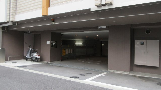 横浜市西区桜木町６丁目の駐車場のエントランス