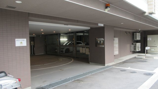 横浜市西区桜木町６丁目の駐車場のエントランス