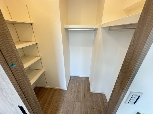 港北ニュータウンイオ６番館の収納|もう一つの６帖の洋室にもWICが備わっています。お部屋をすっきりと使えますね。