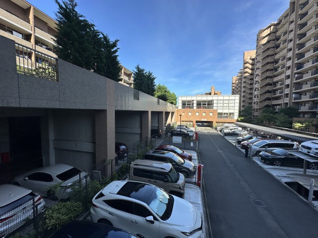 港北ニュータウンイオ６番館の駐車場|駐車場の様子になります。駐車しやすそうなスペースがとってあります。